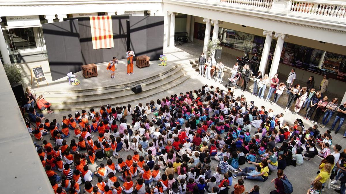 GALERIA | Gairebé 1.200 infants viuen la llegenda de Sant Jordi al patí del Kursaal de Manresa