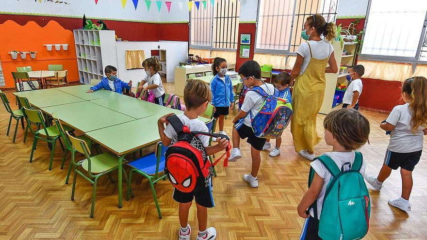 Varios niños durante el regreso a las aulas en un colegio.