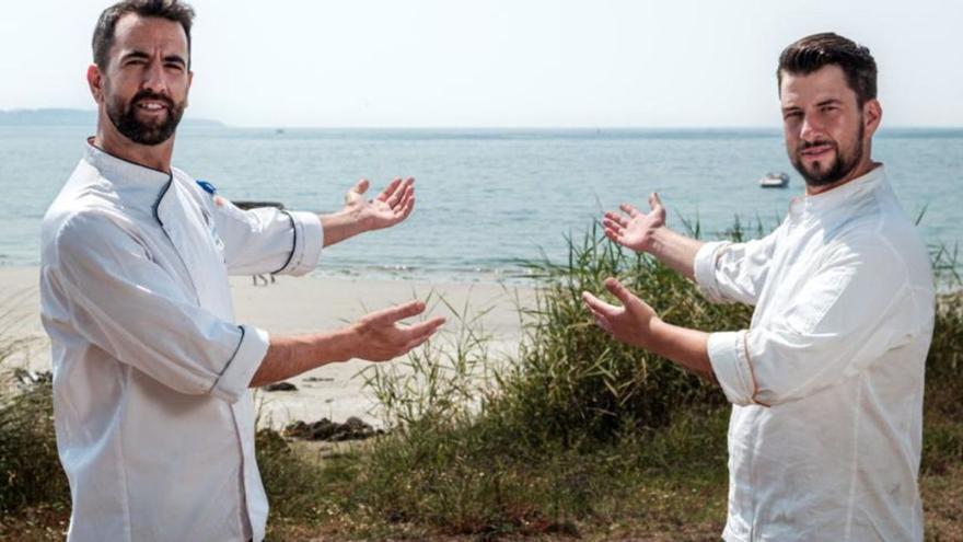 Los hermanos Álvaro y Brais Fuentes, ante “su” playa. | // FDV