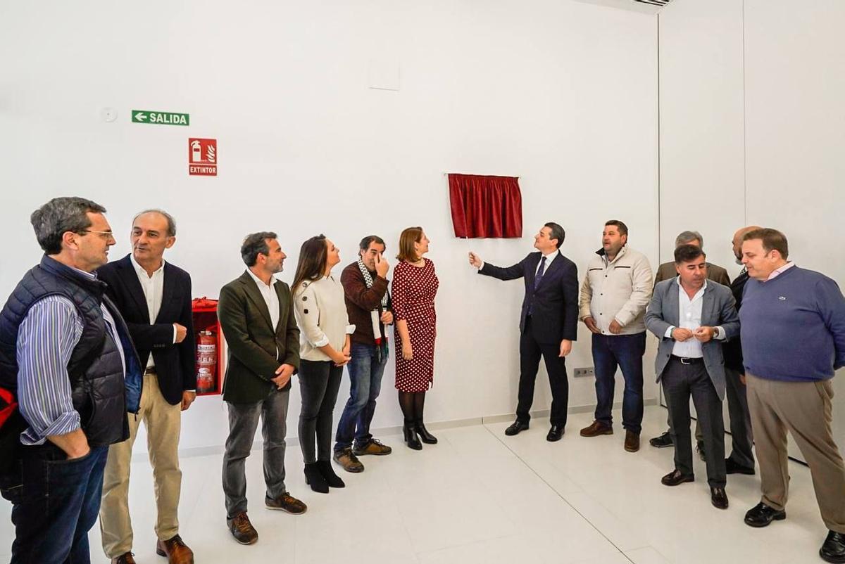 El alcalde descubre la placa en la inauguración del centro cívico del Alcázar.