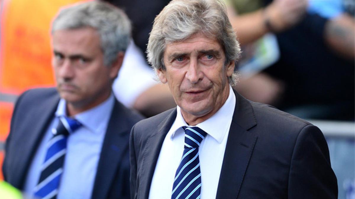 Pellegrini (derecha) con Mourinho al fondo en el City-Chelsea