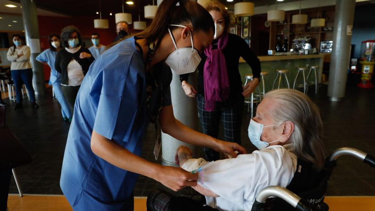 Les dones fan un 52% més d’hores extres gratis que abans de la covid