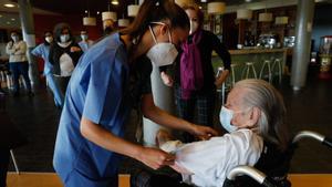 Les dones fan un 52% més d’hores extres gratis que abans de la covid