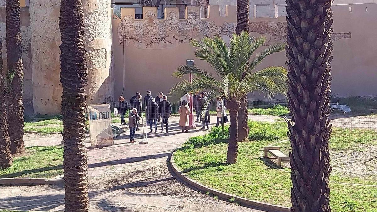 Técnicos de Patrimonio y del ayuntamiento, en la visita a la muralla.