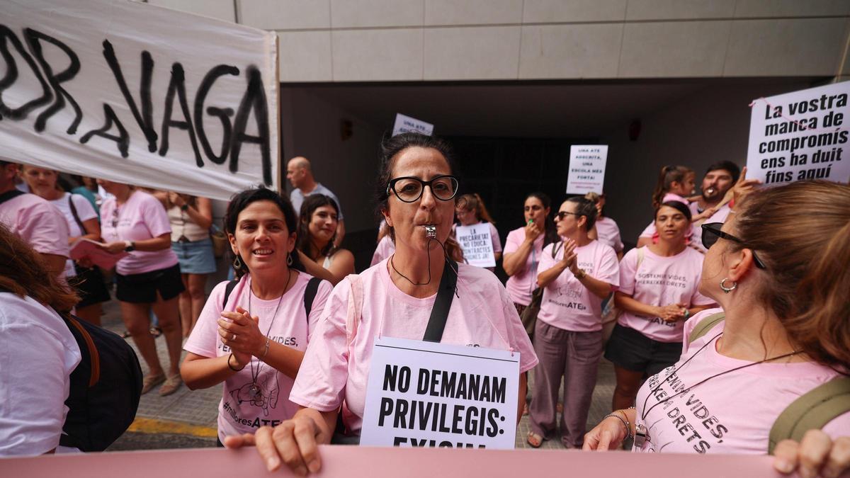 Los auxiliares técnicos educativos de Ibiza se plantan contra la precariedad laboral.