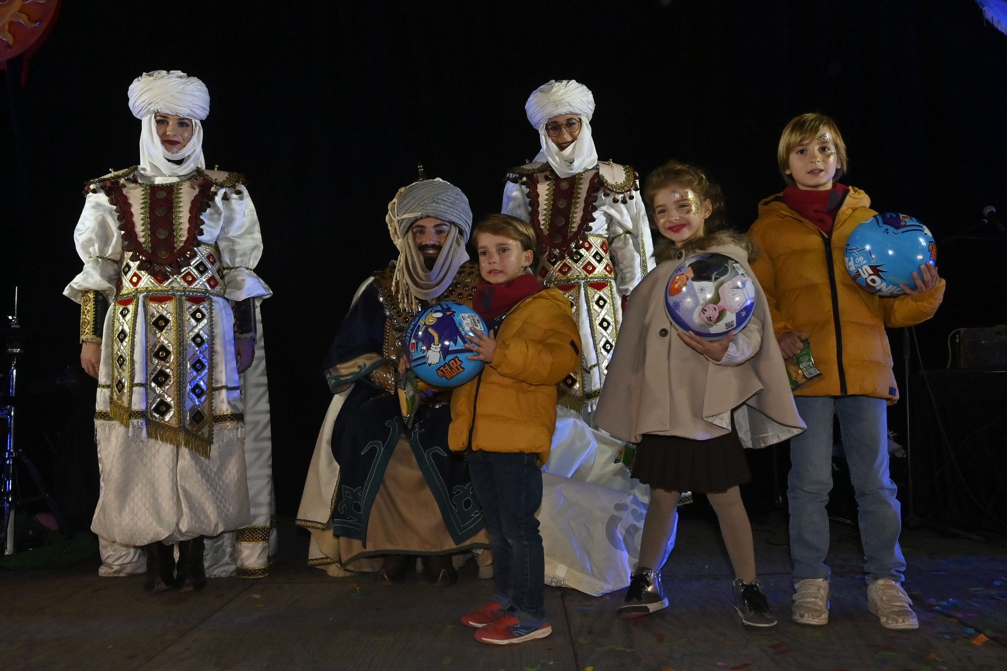 Los peques de Castelló entregan al Cartero Real las misivas con sus deseos. Encuentra tu foto.