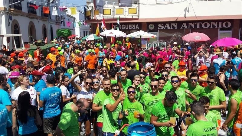 Los vecinos de Madrigalejo disfrutan en una anterior edición del Día de las Peñas.