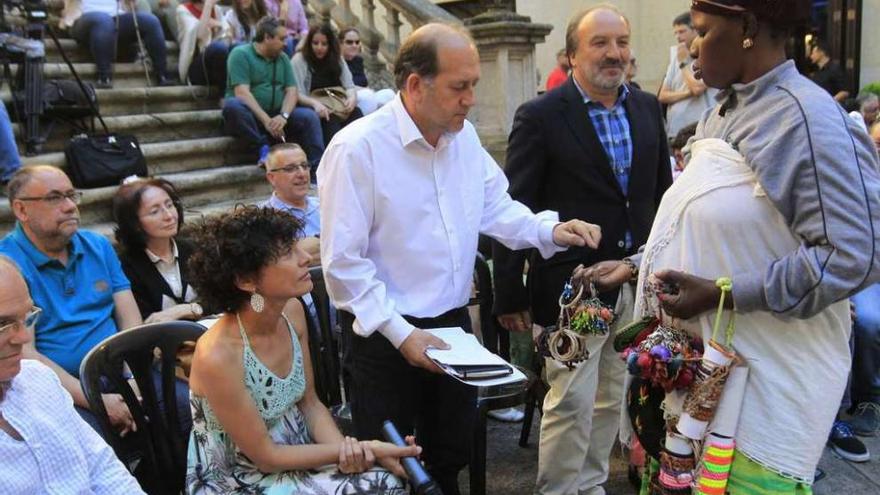 Leiceaga compra un objeto a una vendedora ambulante en Ourense.