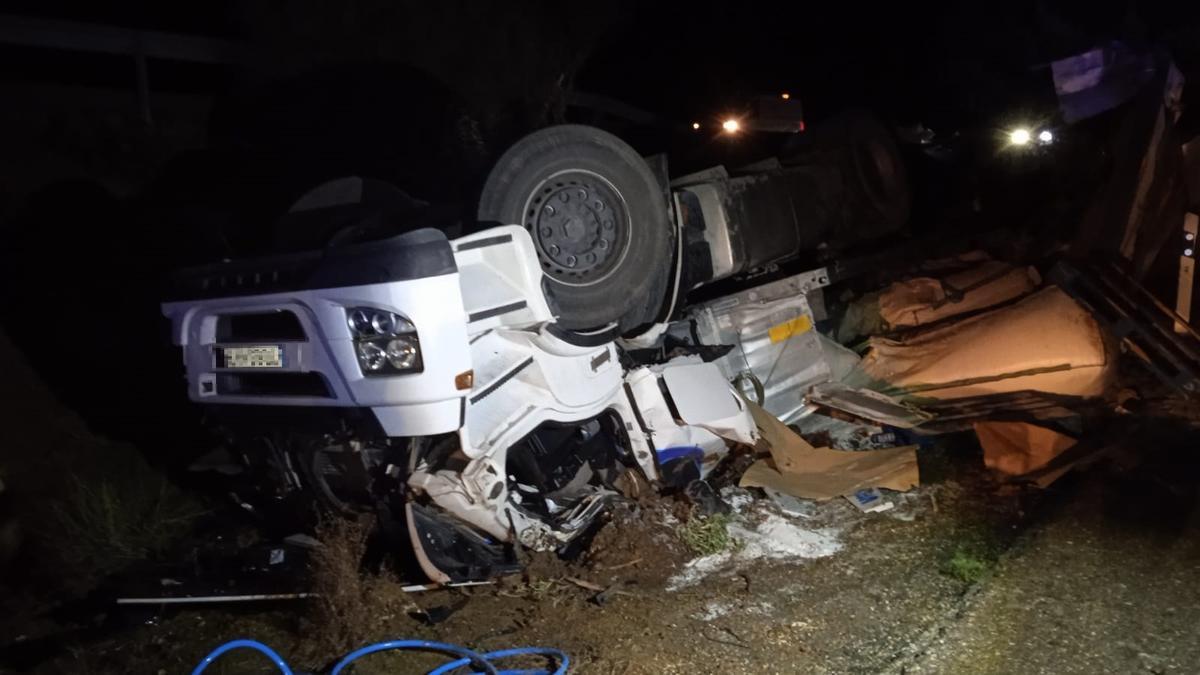 Camión que conducía el transportista fallecido en el accidente.