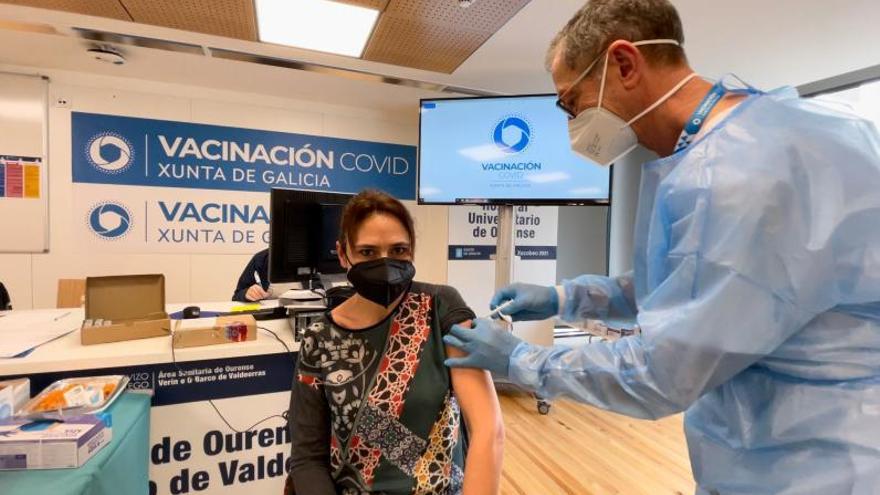 Una profesora recibe la primera dosis de la vacuna en el CHUO, este sábado. |   // FDV