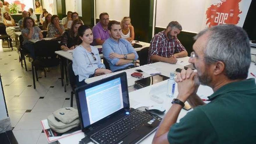 Asistentes a la charla para explicar las ayudas.  // R.V.