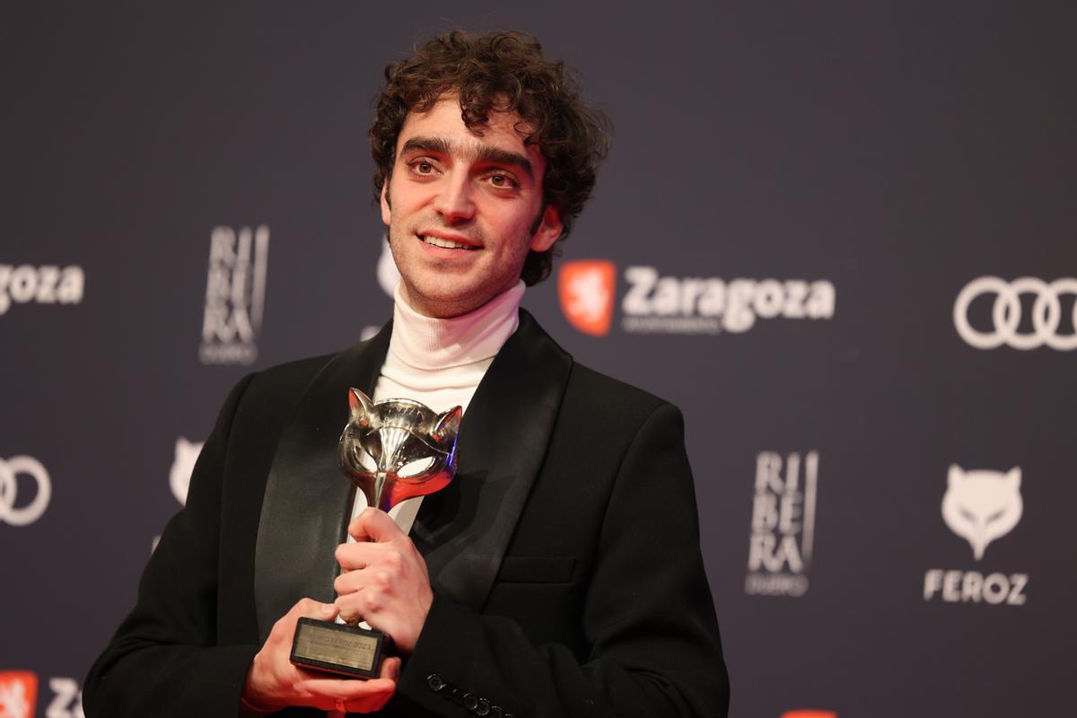 El actor Nacho Sánchez tras recibir el premio 'Mejor actor protagonista' en los premios Feroz por 'Mantícora'