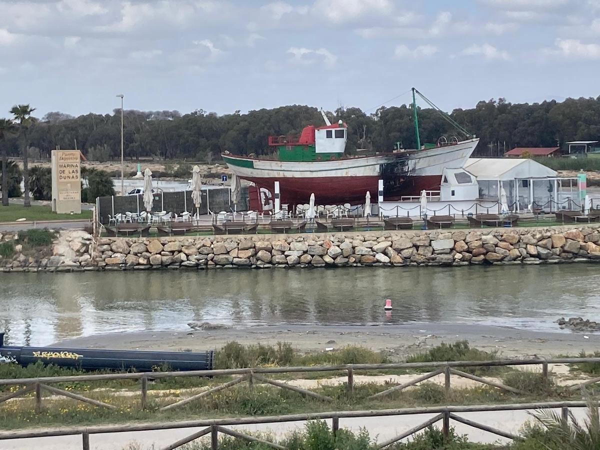 Canal de entrada y salida del puerto de portivo al cauce del Segura y el mar