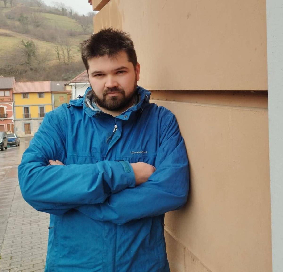 Adrián Gayo, apoyado en la fachada del Ayuntamiento de Teverga. | S. A.