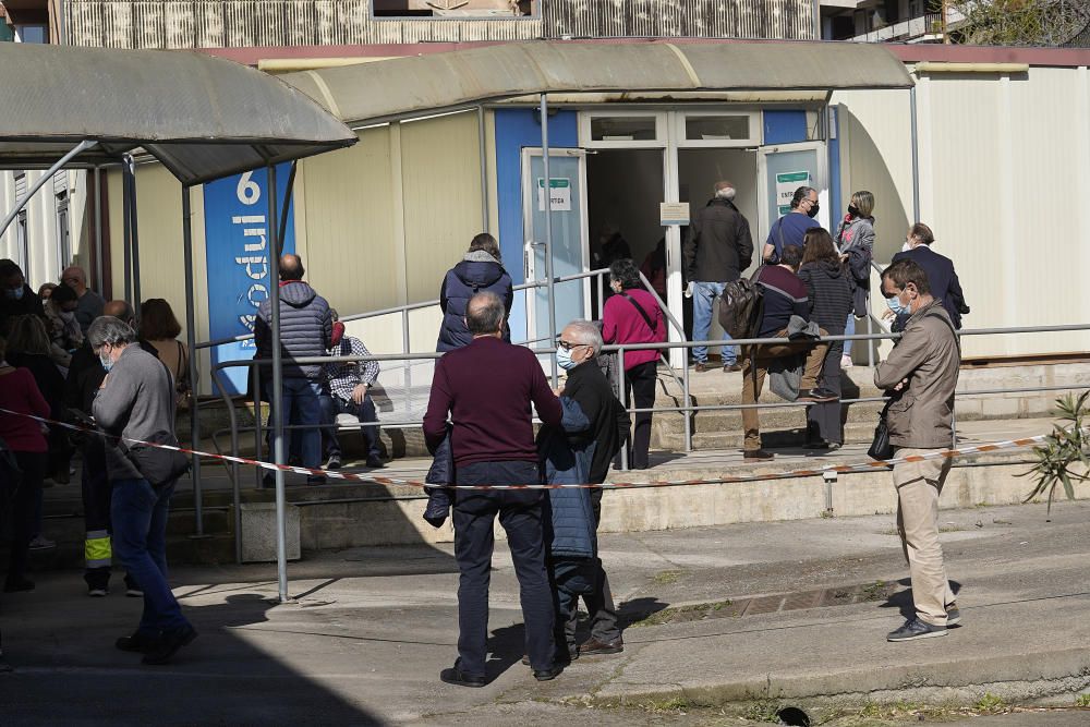 Llargues cues en la represa de la campanya d'AstraZeneca a Girona