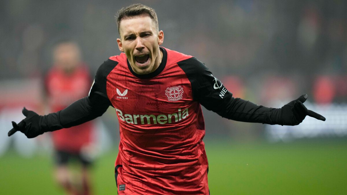 Grimaldo, el lateral izquierdo que domina Europa y reabre el debate en el Barça: números de videojuego