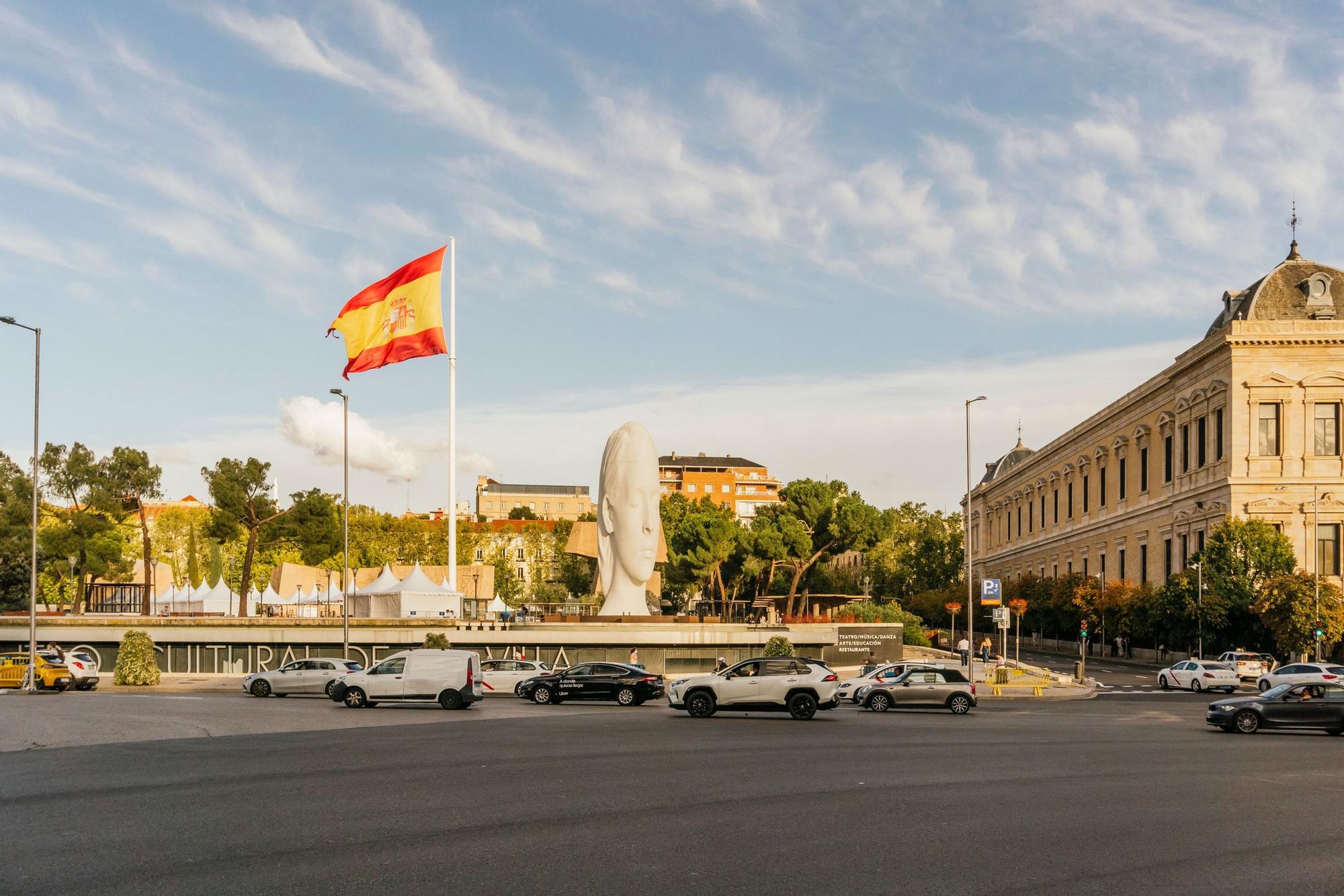 La estatua 'Julia' bajo la enorme bandera de España