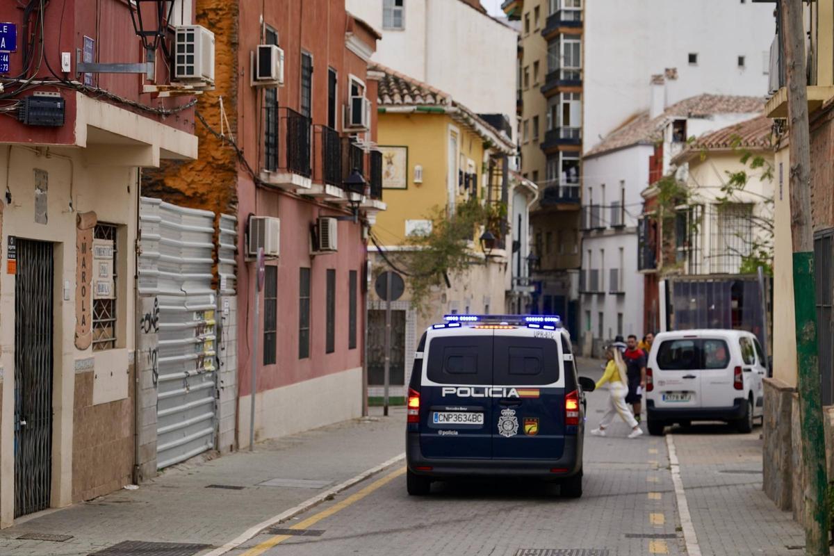 Una de las camionetas policiales desplegadas en La Trinidad.