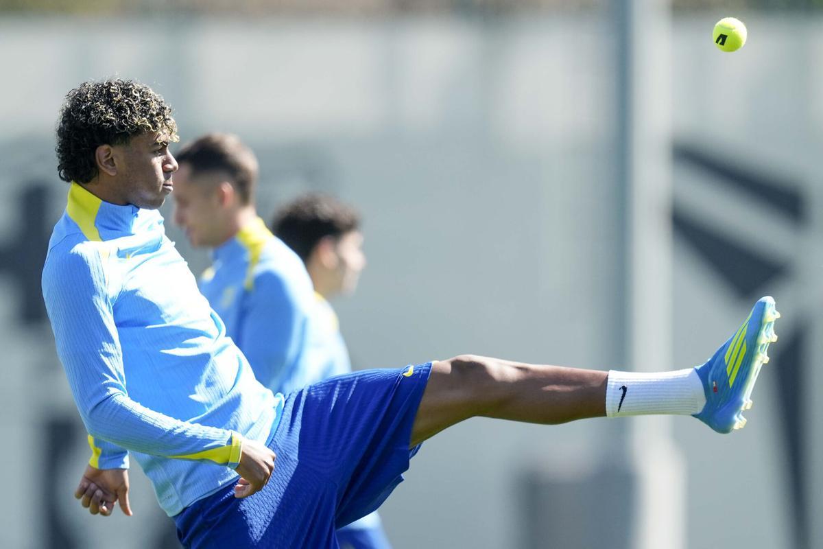 Lamine Yamal juguetea con una pelota de tenis en el entrenamiento de este martes.