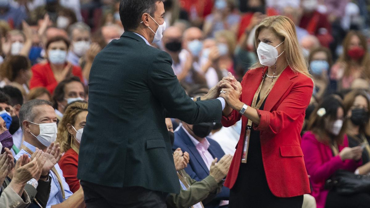 Amparo Marco, con Pedro Sánchez durante el 40 congreso del PSOE celebrado en València en octubre de 2021.