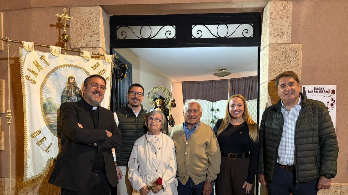 Los ediles Romero y Vidal junto a vecinos de Sant Roc y miembros de la asociación.