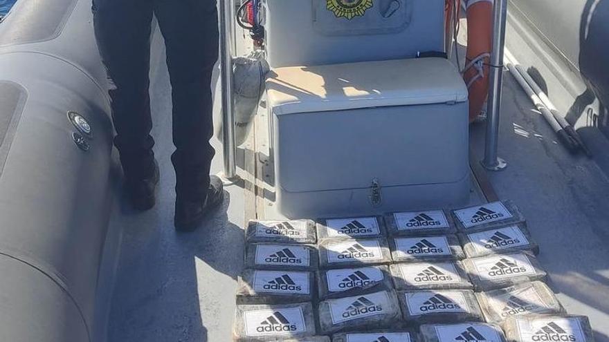 La Policía Local de Benidorm localiza una mochila con 20 kilos de cocaína flotando en el mar