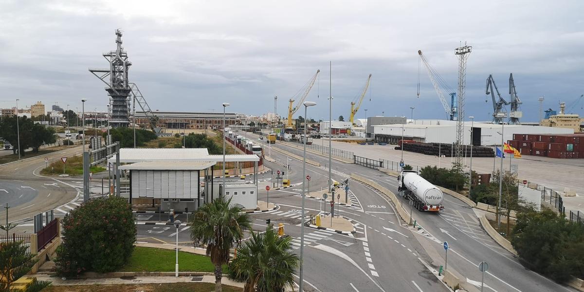 Principal acceso por carretera al puerto comercial de Sagunt.
