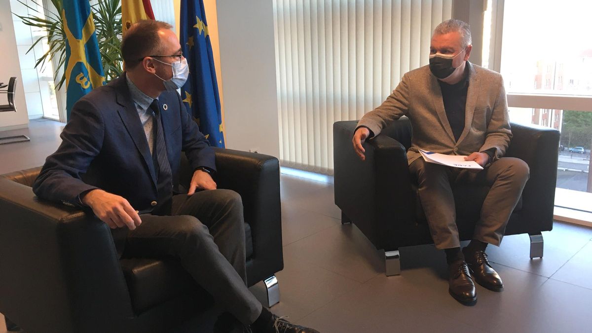Imagen del encuentro que ha mantenido esta mañana el consejero de Salud, Pablo Fernández Muñiz; y la directora de Política y Planificación Sanitarias, Lidia Clara Rodríguez, con el presidente de FADE, Belarmino Feito