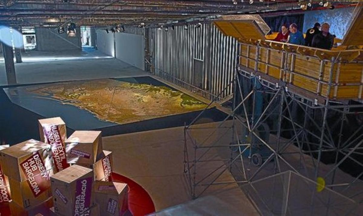 Diverses persones visiten l’exposició ’Barcelona Direccions’ a la sala principal del Dhub, divendres. Diverses persones visiten l’exposició ’Barcelona Direccions’ a la sala principal del Dhub, divendres.