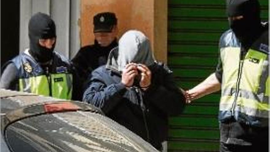 Diversos agents s&#039;emporten detingut el ciutadà marroquí.