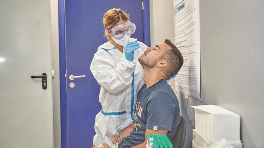 Joselu Moreno, en el momento de pasar la prueba PCR, ayer en las instalaciones del Rodríguez López .