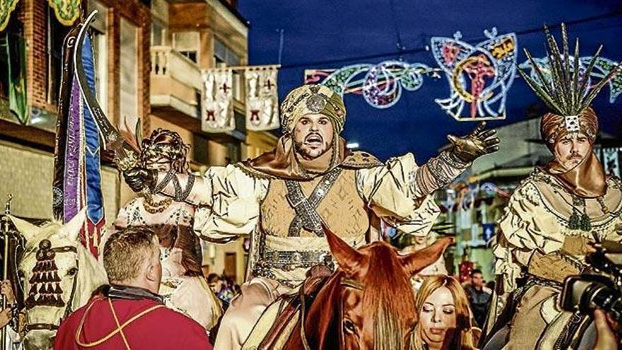 Los Moros y Cristianos de Monforte del Cid desafían al frío