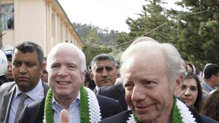 McCain y Lieberman, en el campo de refugiados sirios en el sur de Turquía.