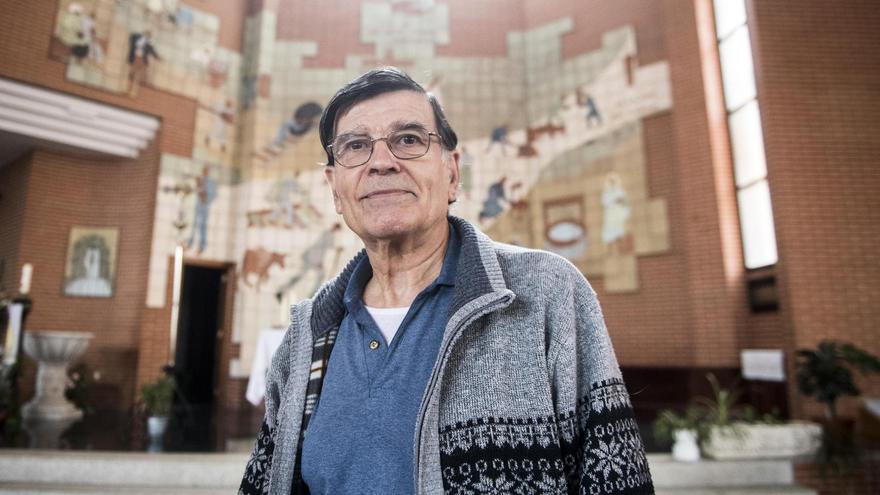 Miguel Ángel González lleva tres décadas en la parroquia de Aldea Moret, y ahora también atiende Salorino.