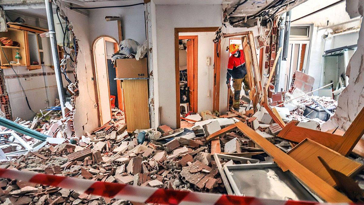 Image of the state in which two of the houses have been razed by the power of the explosion in the Diego Ramírez building in Torrevieja. | TONY SEVILLA Image of the state in which two of the houses have been razed by the power of the explosion in the Diego Ramírez building in Torrevieja. | TONY SEVILLA