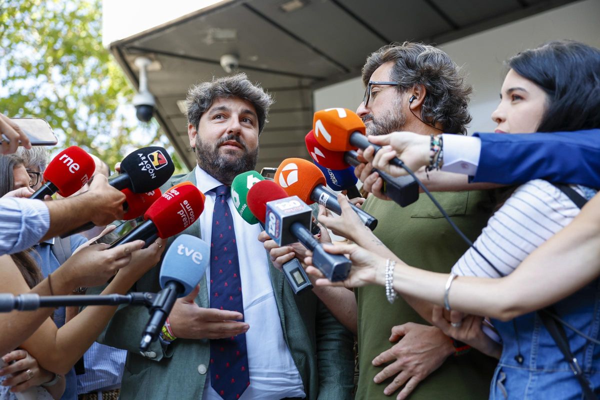 El presidente del PP regional, Fernando López Miras, atiende a la prensa a su llegada a la sede de Génova 13.