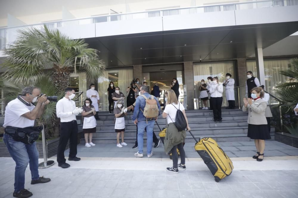 Llegada de los primeros turistas del plan piloto a los hoteles de la Platja de Palma.