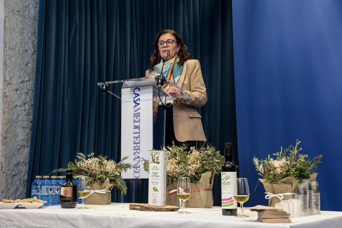 La jefa de cata Maria Luisa Ruiz, durante el foro AOVE.