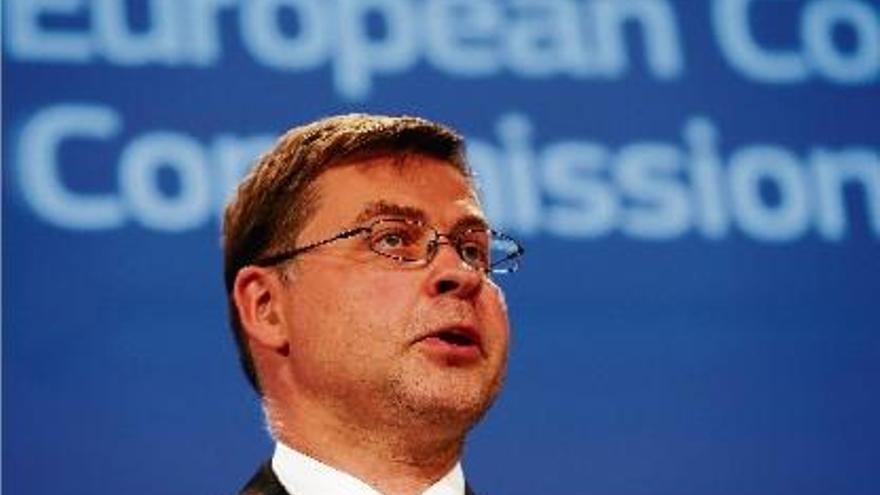 El vicepresident de la CE per l&#039;euro, Valdis Dombrovskis, ahir, anunciant l&#039;ajuda urgent a Grècia.