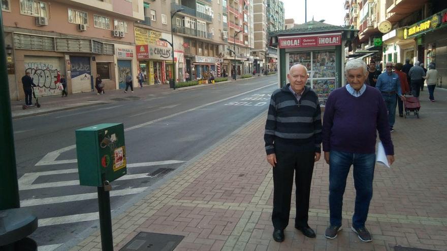 El presidente vecinal Pepe Rivas, junto al tesorero de la asociación, Antonio Hernández, hace unos días en la calle Cuarteles, para la que la asociación de vecinos propone que se estudie transformarla en un gran bulevar peatonal.