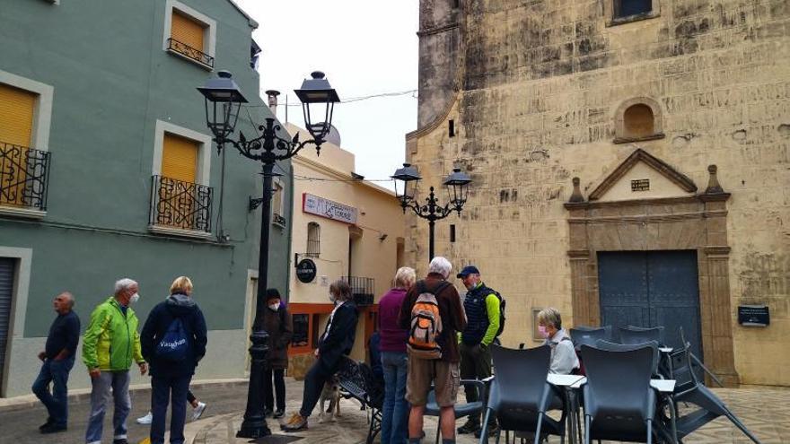 Excursionistas en la plaza de Alcalalí antes de iniciar la ruta. | A. P. F.