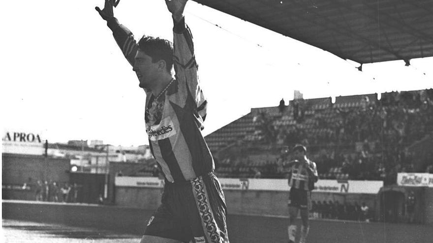 Puche II celebra un dels seus gols al Leganés la tarda del 7 d&#039;abril del 1995 al Nou Estadi.