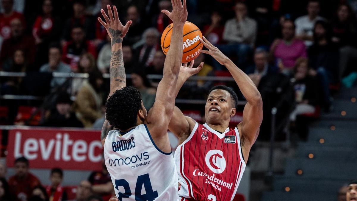 Bell-Haynes, lanzando a canasta durante el duelo ante el Manresa