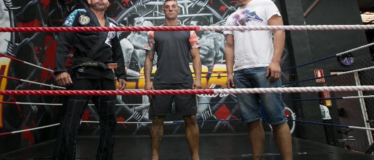 De izquierda a derecha, Roberto Castellano, Alcorac Caballero y Jacinto Hormiga, sobre el ring del North Fight, en Bañaderos.