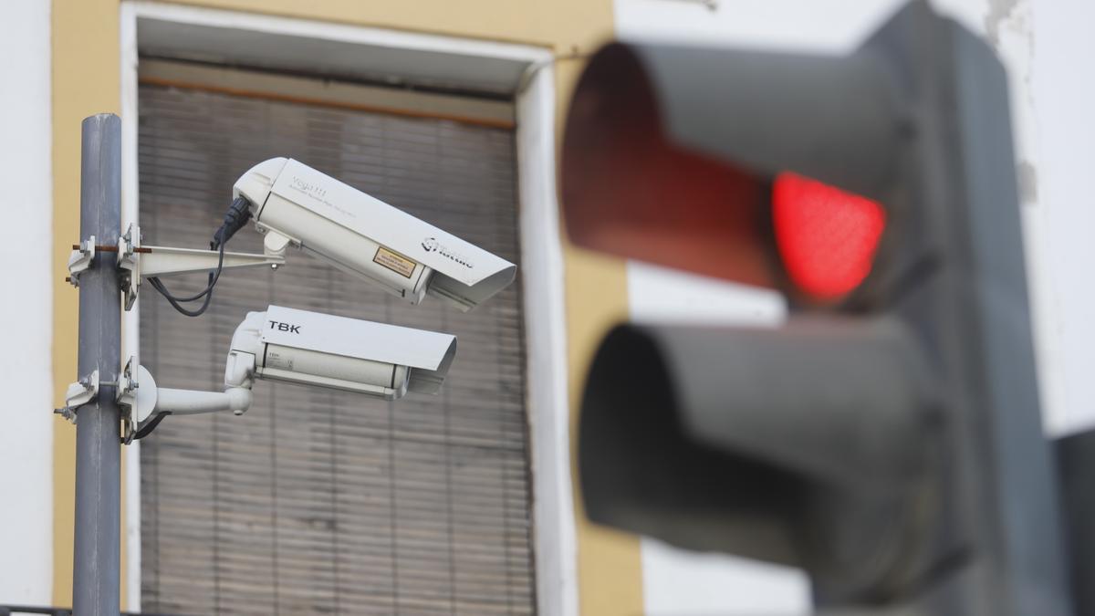 Controla todo lo que pasa en la puerta de casa con esta cámara de