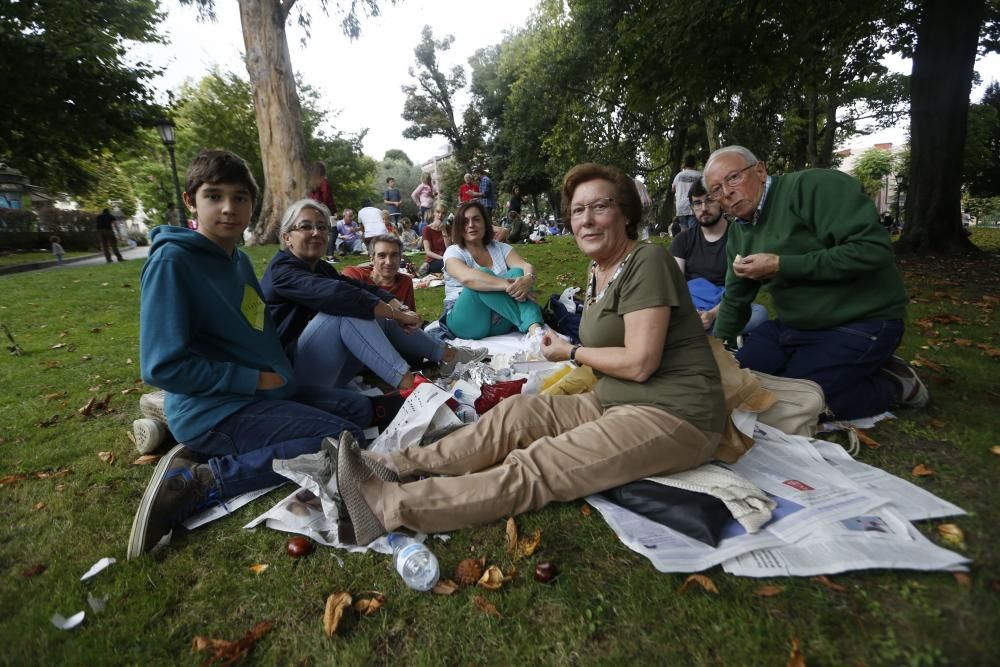 Oviedo celebra el día grande de San Mateo con 7.000 bollos preñaos