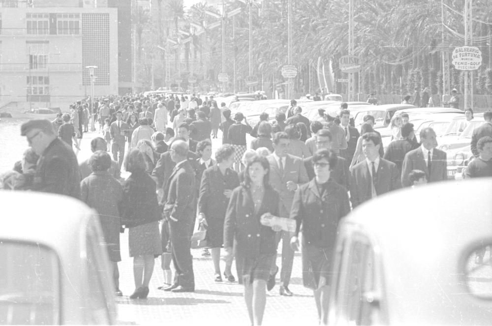 Turistas y alicantinos disfrutan del paseo del puerto en la Semana Santa de 1967