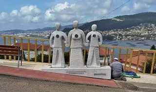 El monumento a los represaliados queda al fin instalado en el Alto de A Concheira