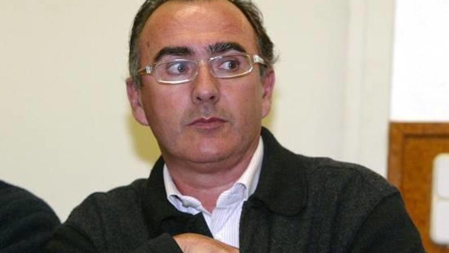 Josep Manel Bassols, en un ple de l&#039;Ajuntament d&#039;Anglès.