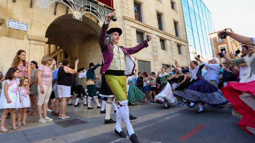 Dansà en torno a la Hoguera Oficial